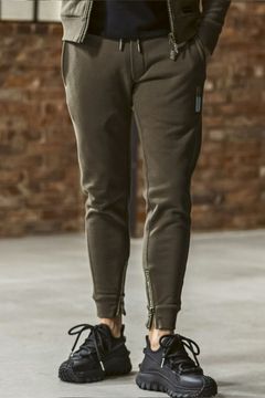 GLITTER ZIP + PLATE JOGGER PANTS / シルバーロゴプレートスウェットロングパンツ (カーキ） (9月中旬入荷予定)