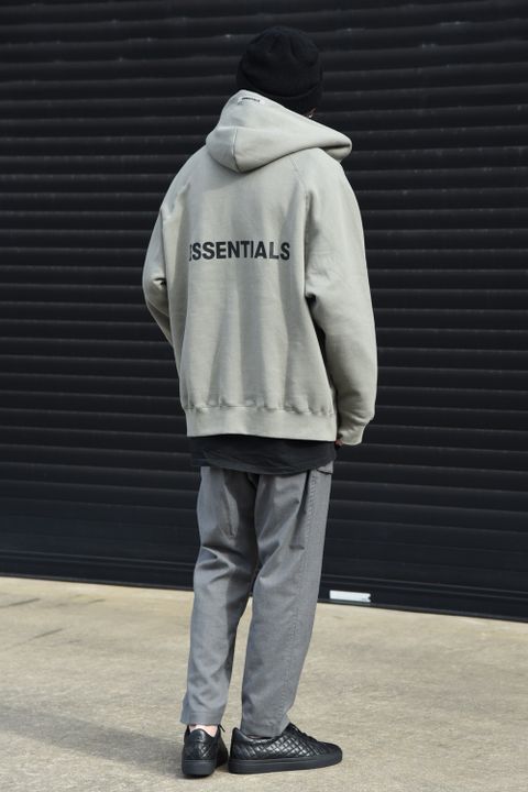 【FOG ESSENTIALS】話題のジップパーカーを使用したスタイル⑤