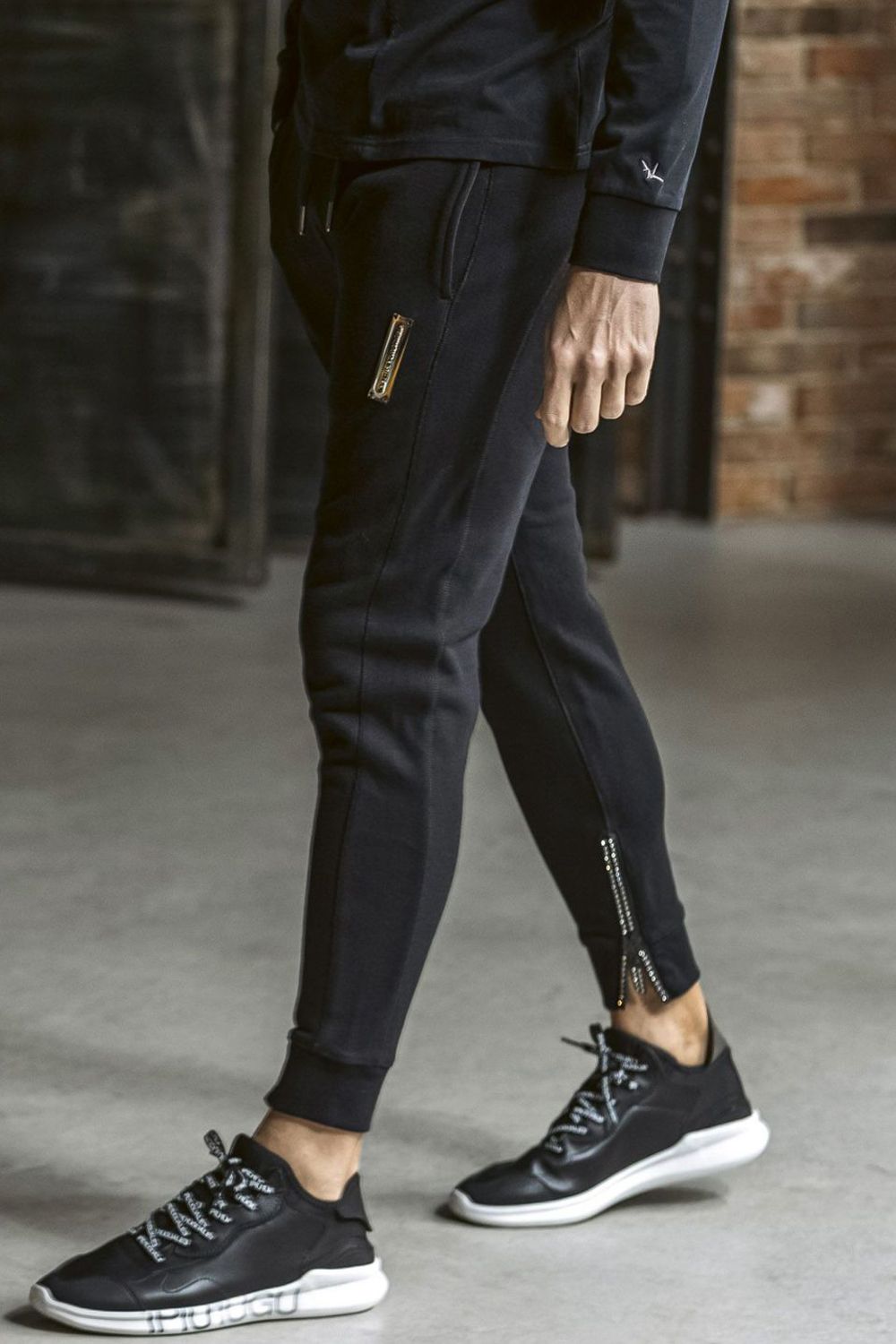 GLITTER ZIP + PLATE JOGGER PANTS / シルバーロゴプレートスウェットロングパンツ (ブラック) (9月中旬入荷予定)
