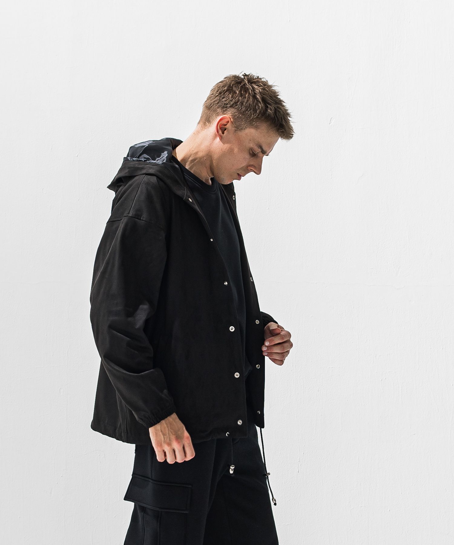 suede coach hoodie / エコスエード オーバーサイズ コーチジャケットパーカー (ブラック) (12月中旬入荷予定) ※オーダー締切:9月7日(月)17時