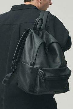 ESSENTIAL LEATHER DAYPACK MEDIUM / 防水レザー デイパック (ブラック)