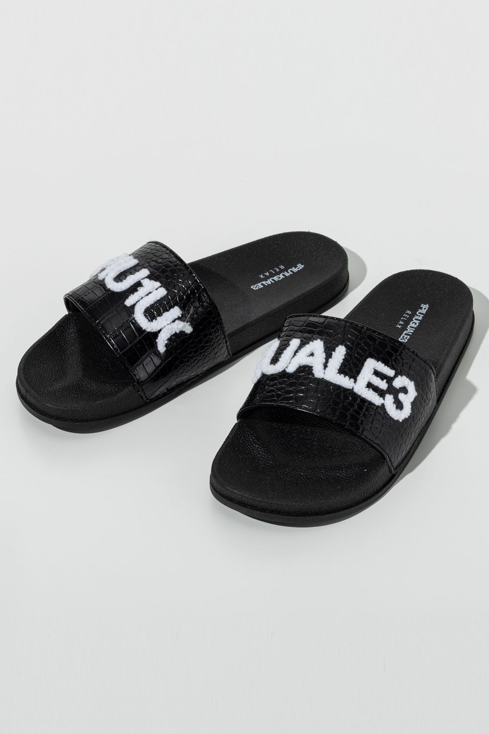 BLACK SANDALS / クロコ型押し ブランドロゴサガラ刺繍 シャワーサンダル (ブラック) (3月上旬入荷予定)