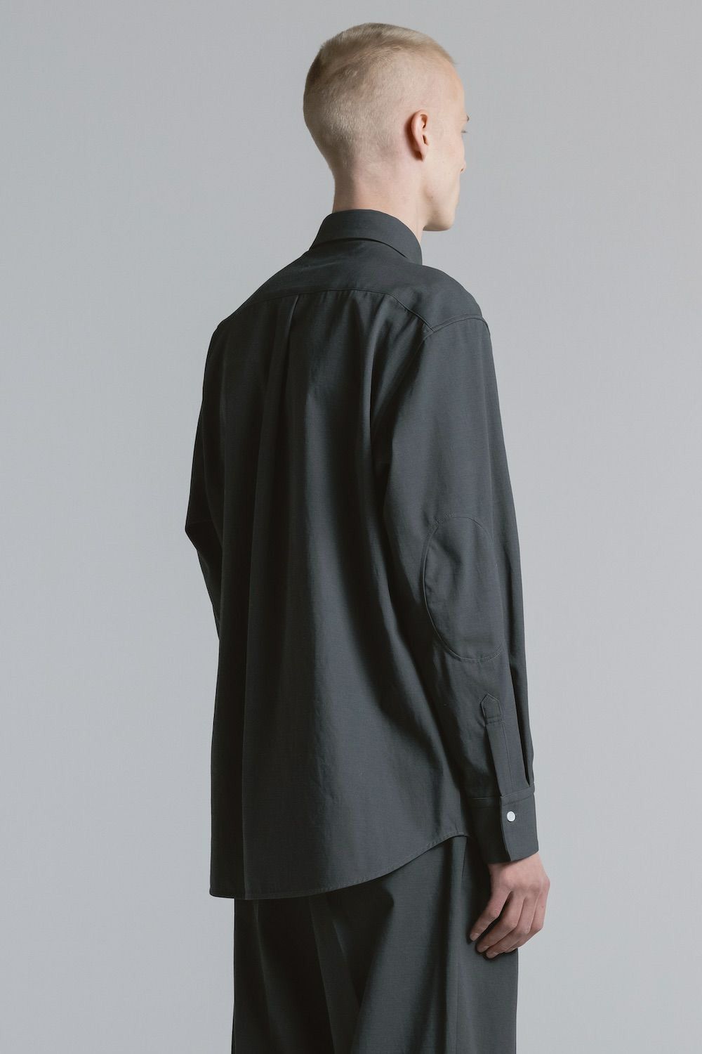 COTTON TWILL ELBOW PATCH DETAIL SHIRT / チャコールブラック