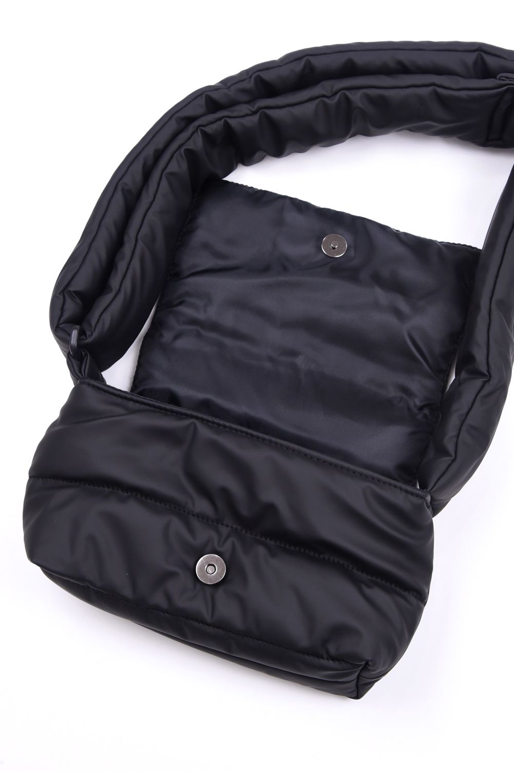 LIGHT SYNTHETIC LEATHER MINI PADDED SHOULDER BAG / シルバーロゴプレート パデッド ショルダーバッグ (ブラック)
