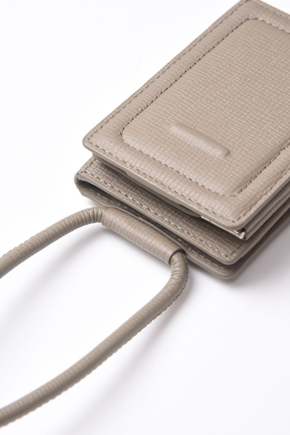 STRAPPED-ACCESSORY-WALLET / ストラップ付き MagSafe対応 ウォレット (トープ)