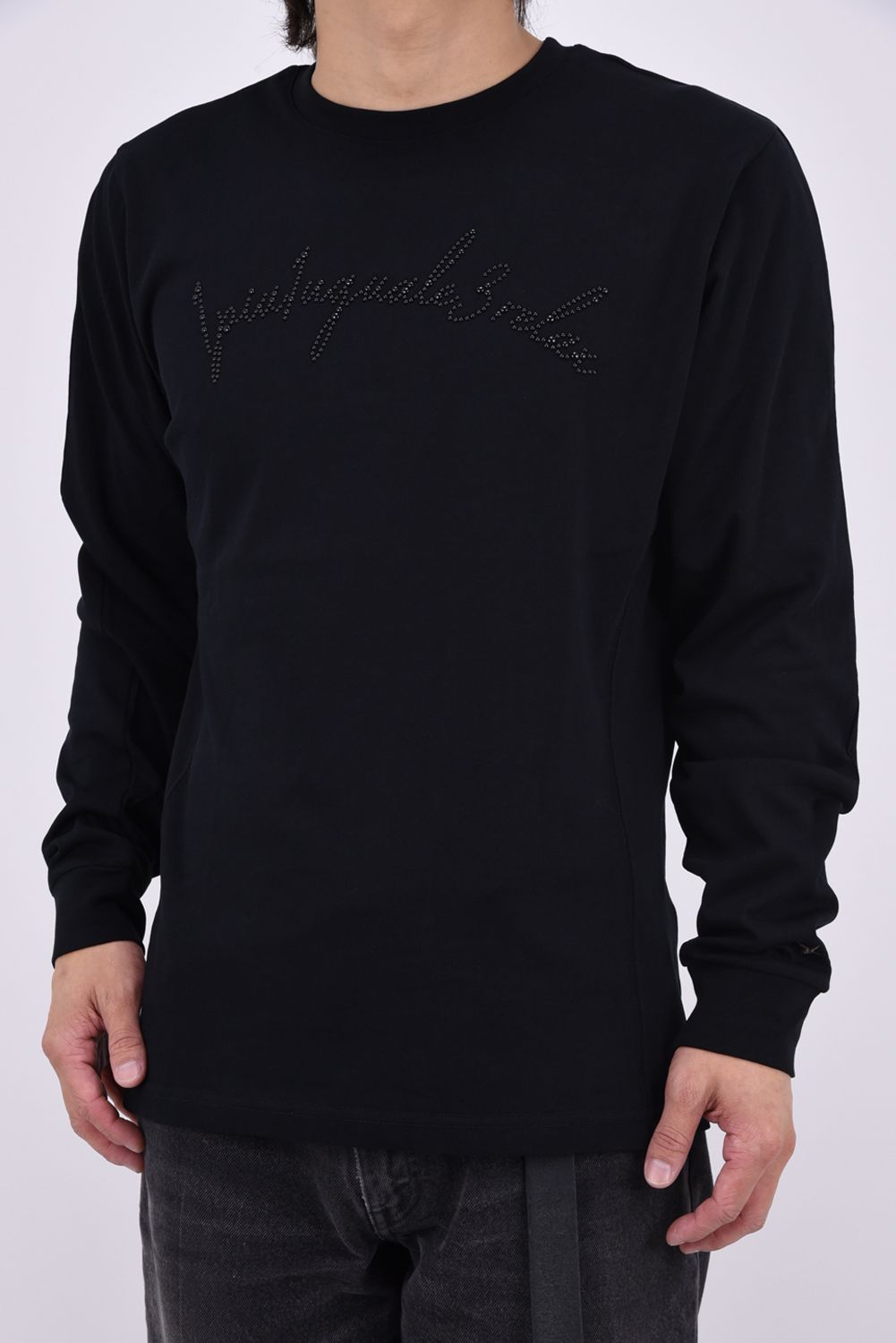 【26AW】 SCRIPT LOGO HOTFIX STUDS L/S T-SHIRT / スクリプトロゴ ホットフィックス スタッズ ロングスリーブ Tシャツ (ブラック)