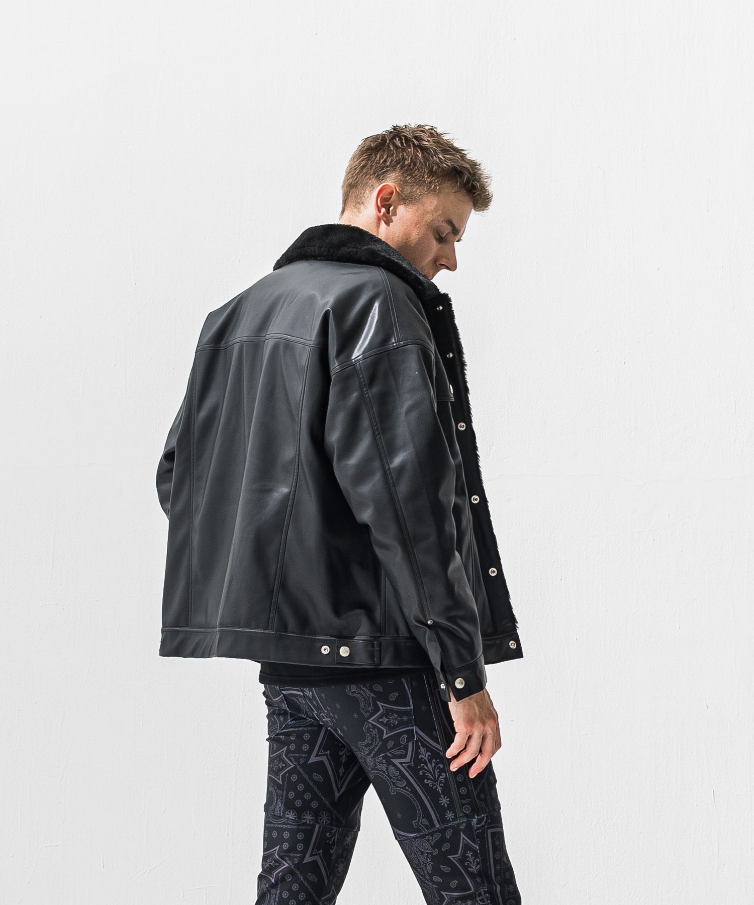LEATHER FUR OVER G / エコレザー オーバーサイズ ムートンブルゾン風ジャケット (ブラック) (11月中旬入荷予定) ※オーダー締切:9月7日(月)1時