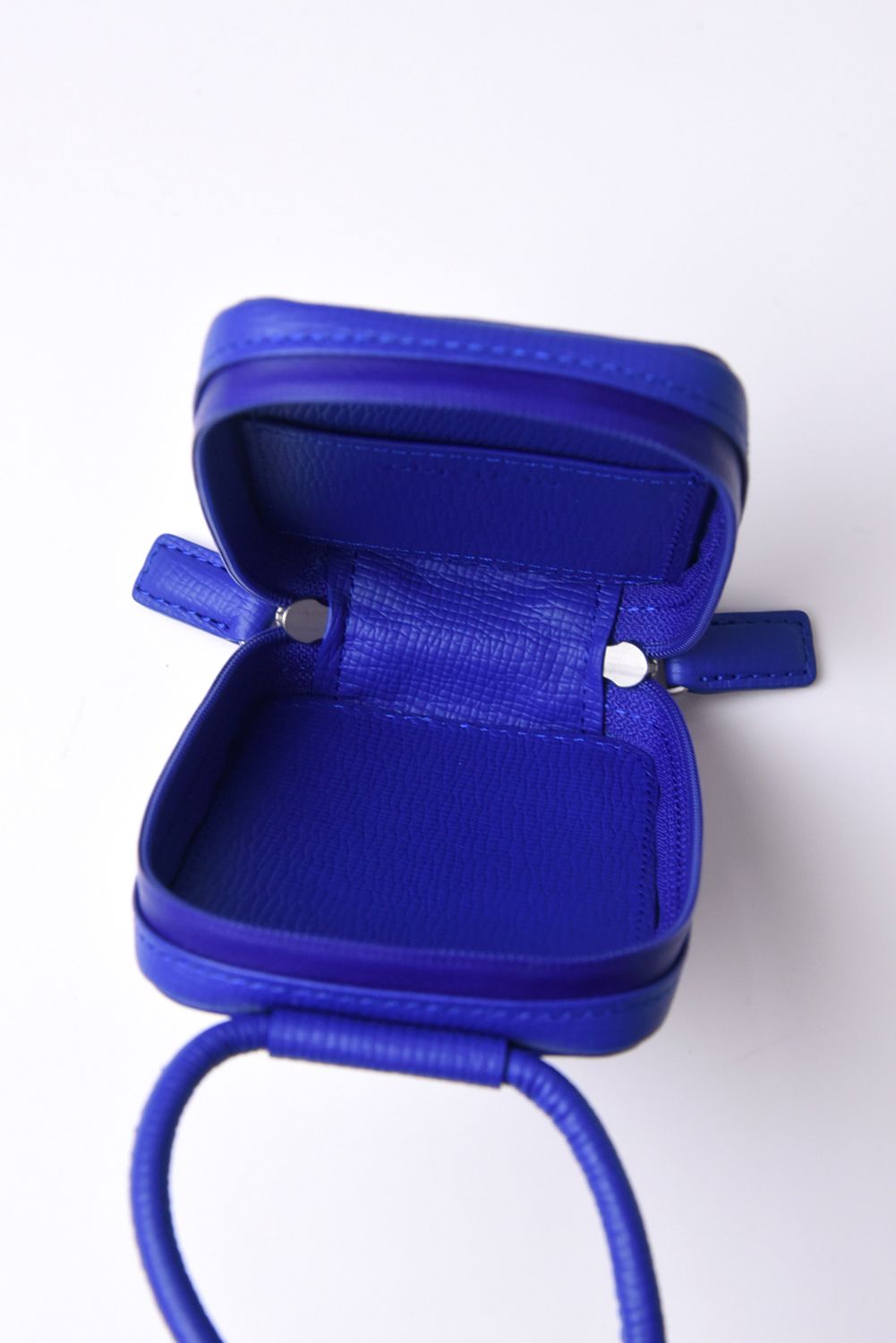 STRAPPED-ACCESSORY-MICROBAG / ストラップ付き MagSafe対応 ショルダーマイクロバッグ (ラピスブルー)