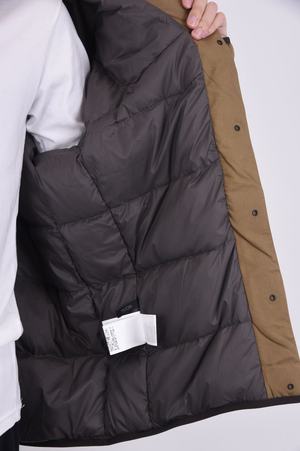 White Mountaineering - WM / TAION TWILLED INNER DOWN JACKET / WM / タイオン  ノーカラー ツイル ダウンジャケット ブラウン | gossip