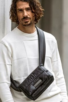LIGHT SYNTHETIC LEATHER MINI PADDED SHOULDER BAG / シルバーロゴプレート パデッド ショルダーバッグ (ブラック)