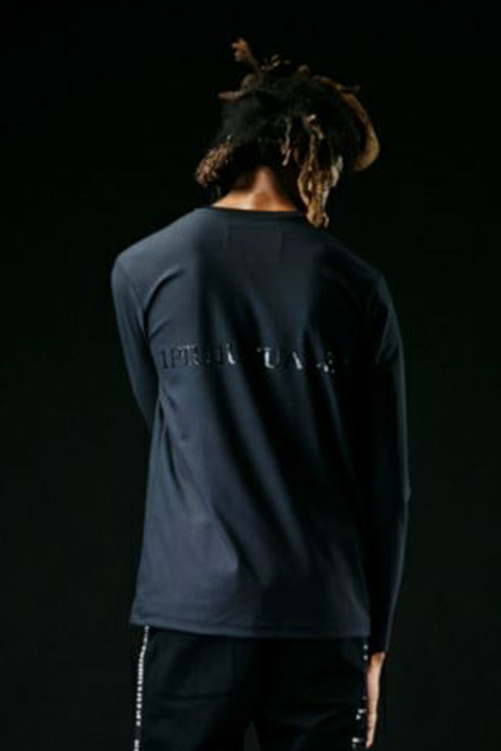 《1PIU1UGUALE3 SPORT》 113 SPORT HYBRID NECK L/S / ブランドロゴ Vネック ロングスリーブ Tシャツ ブラック