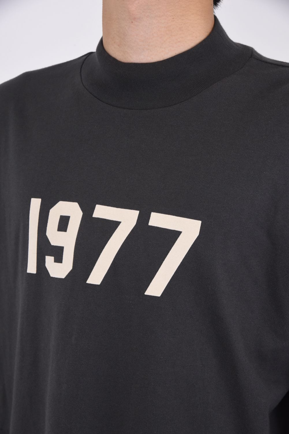 FOG ESSENTIALS - ESSENTIALS 22SPRING 1977 L/S TEE / 1977 ロングスリーブ Tシャツ アイアンブラック  | gossip