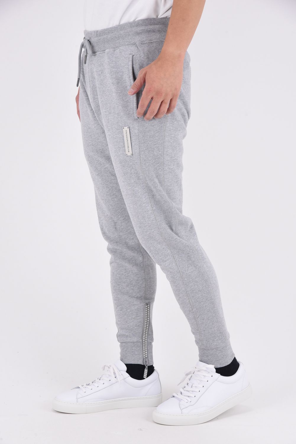 【25AW】 GLITTER ZIP + PLATE JOGGER PANTS / シルバーロゴプレートスウェットロングパンツ (グレー）