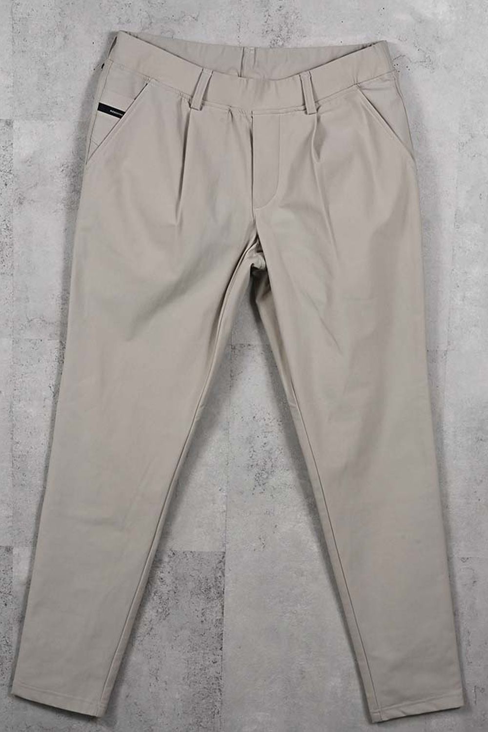 CHRIS EASY HEAT TUCK PANTS / 裏起毛 ナイロンストレッチ スラックスイージータックパンツ (グレージュ) (10月末入荷予定) ※オーダー締切：9月1日(月)18:00