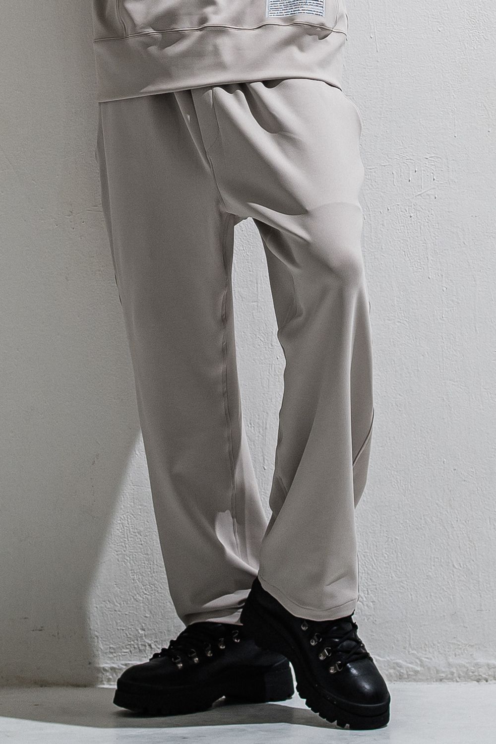 EMILIO DB WIDE PANTS / ダンボール素材 接触冷感 エコレザーコインポケット スラックス型イージーワイドパンツ (グレージュ) (3月中旬入荷予定) ※オーダー締切12/13(土)17:00