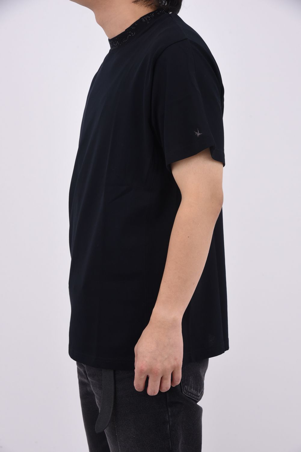 【25AW】 RHINESTONE COLLAR T-SHIRT / ラインストーンネックロゴ Tシャツ (ブラック)
