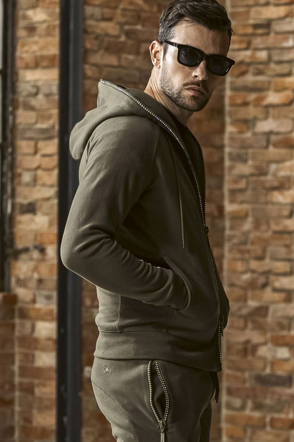 GLITTER ZIP + PLATE HOODIE / シルバーロゴプレートスウェットパーカー (カーキ) (9月上旬入荷予定)