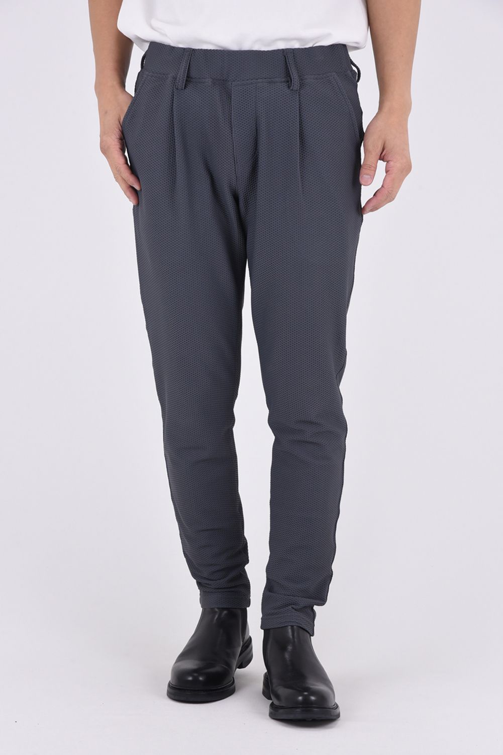 CHRIS EASY TUCK PANTS / ストレッチメッシュトリコット スラックスイージータックパンツ (チャコール)