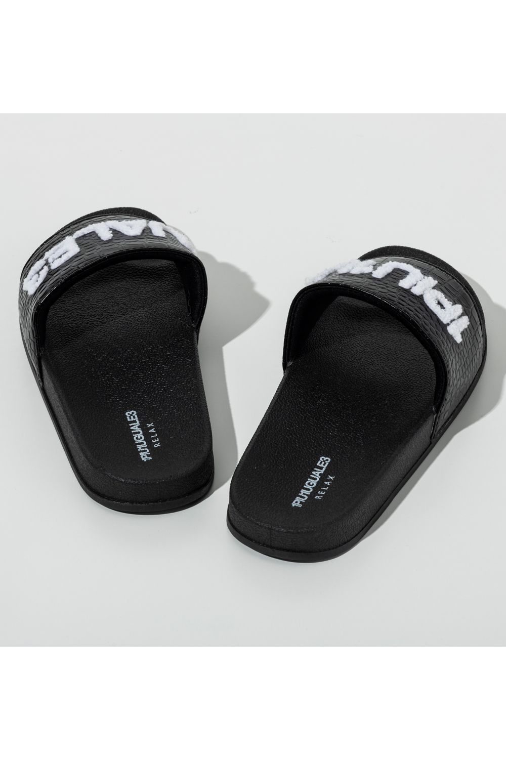 BLACK SANDALS / クロコ型押し ブランドロゴサガラ刺繍 シャワーサンダル (ブラック) (3月上旬入荷予定)