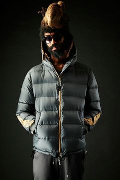 R[10] 113 HOODED DOWN JK 113 RIBBON TAPE / 113 ツイスト リボンテープ ロゴ ダウン チャコール