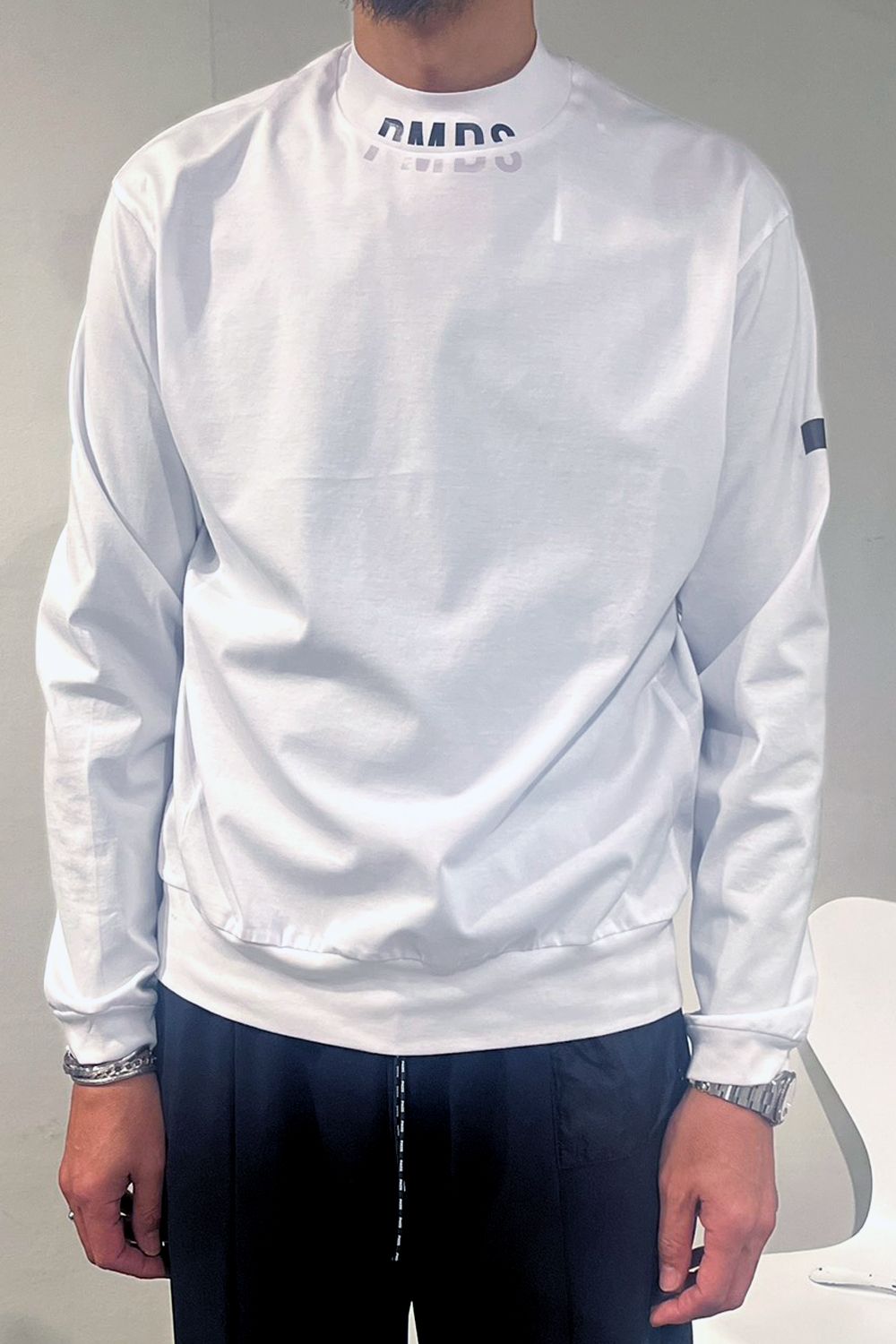 【26AW】 NUBY MOCK SLEEVE / ワンポイントロゴ モックネックTシャツ (ホワイト) (9月入荷予定)