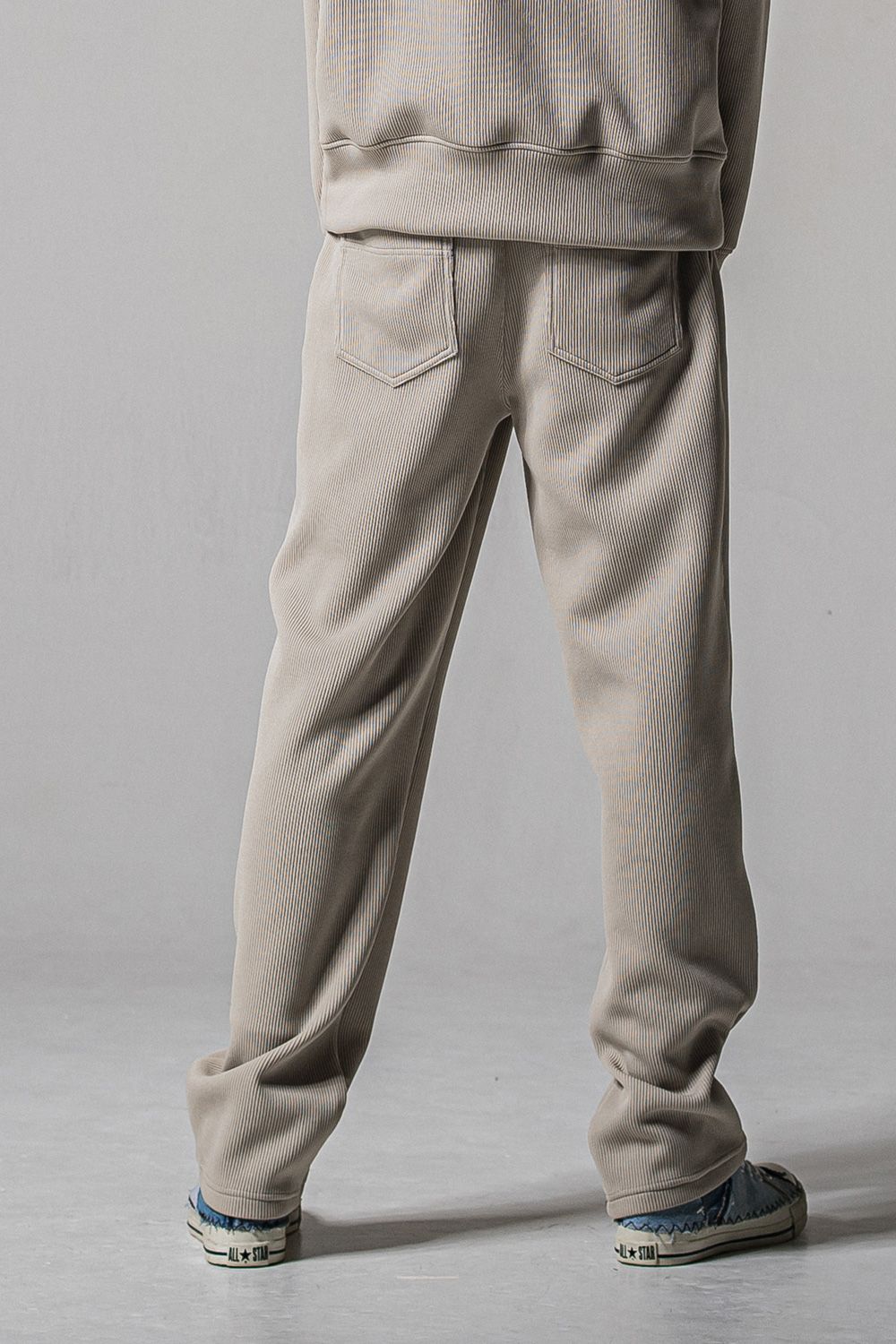 AZE WIDE TUCK PANTS / 畔編みニット生地 セミワイドシルエット イージータックパンツ (グレージュ) (1月中旬入荷予定)