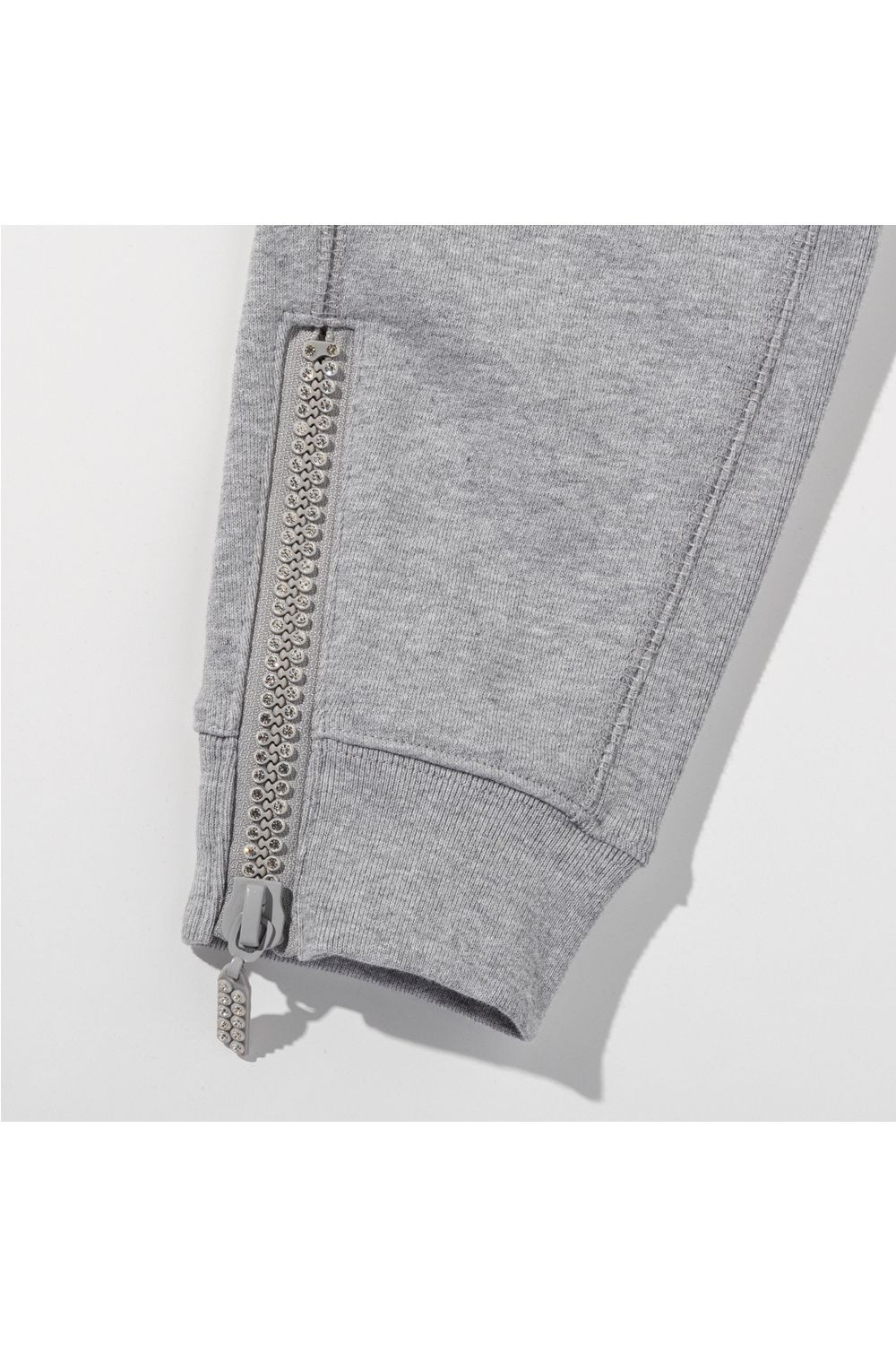 GLITTER ZIP + PLATE JOGGER PANTS / シルバーロゴプレートスウェットロングパンツ (グレー） (9月中旬入荷予定)