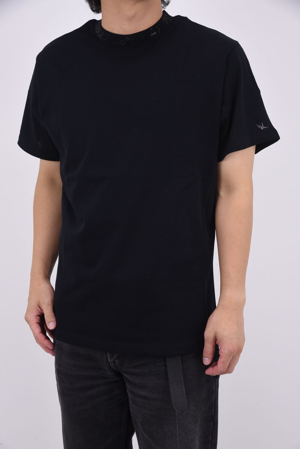 【25AW】 RHINESTONE COLLAR T-SHIRT / ラインストーンネックロゴ Tシャツ (ブラック)