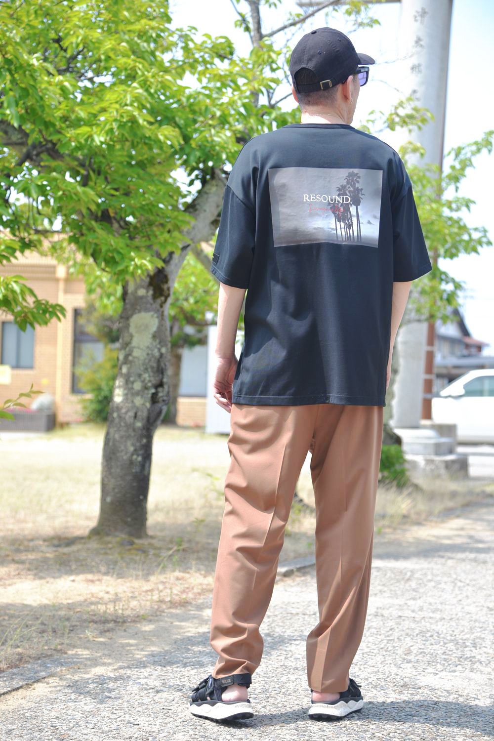Tシャツ×タックパンツを使用した今時なリラックス感溢れるスタイル