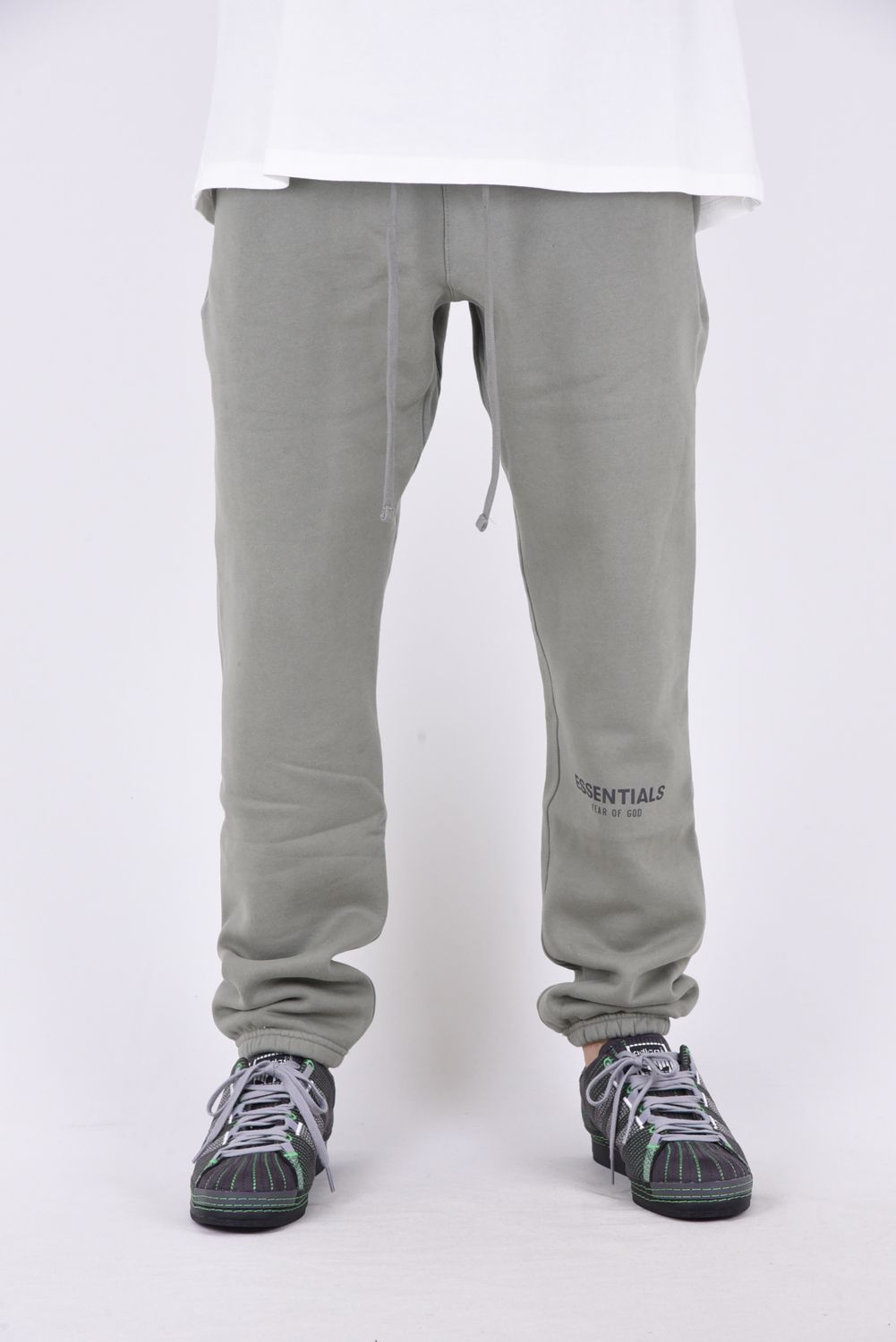 FOG ESSENTIALS - ESSENTIALS REFLECTOR LOGO SWEATPANTS / 裏起毛 リフレクター ロゴ  スウェットパンツ セージ | gossip