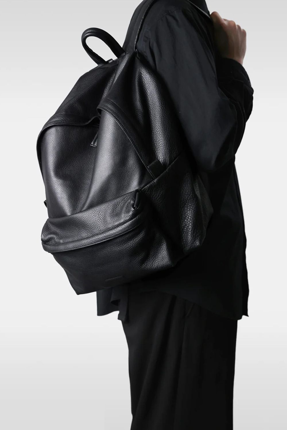 ESSENTIAL LEATHER DAYPACK MEDIUM / 防水レザー デイパック (ブラック)