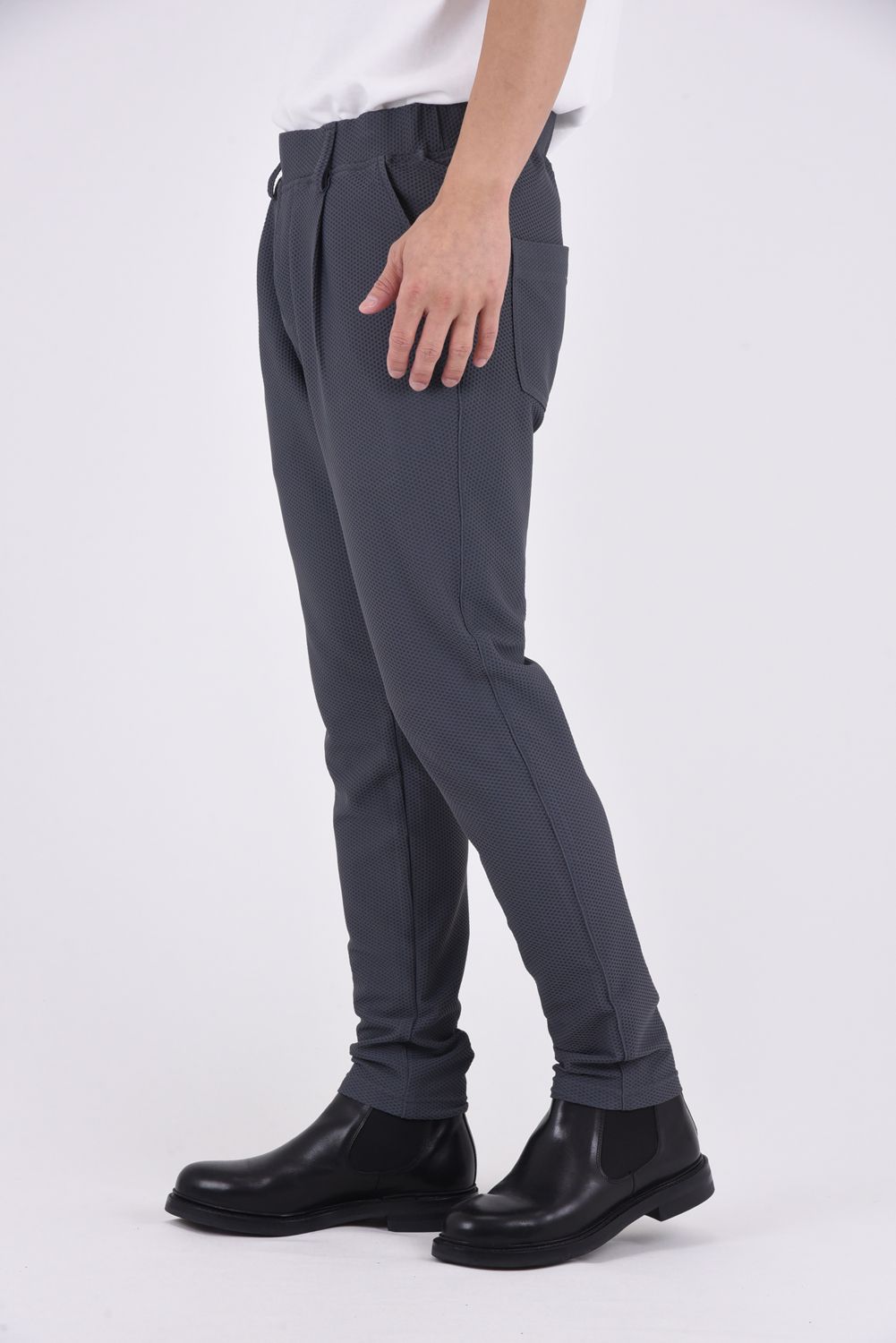 CHRIS EASY TUCK PANTS / ストレッチメッシュトリコット スラックスイージータックパンツ (チャコール)