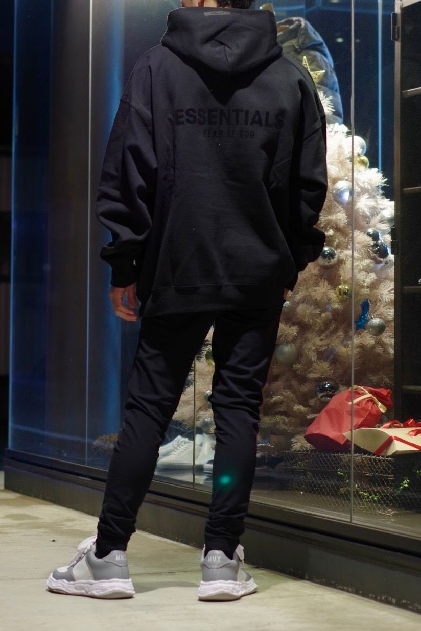 【FOG ESSENTIALS】 さりげないバックロゴパーカーが目を惹くSTYLE