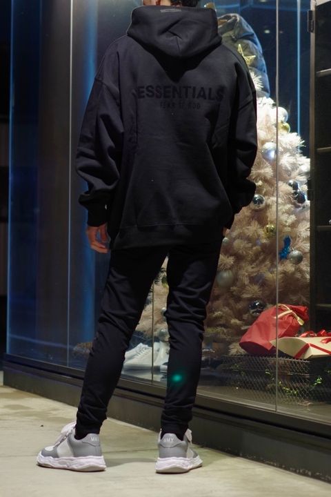 【FOG ESSENTIALS】 さりげないバックロゴパーカーが目を惹くSTYLE
