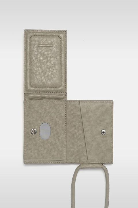 STRAPPED-ACCESSORY-WALLET / ストラップ付き MagSafe対応 ウォレット (トープ)