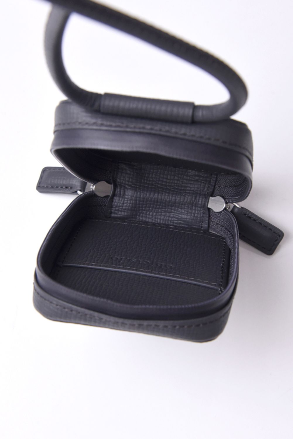 STRAPPED-ACCESSORY-MICROBAG / ストラップ付き MagSafe対応 ショルダーマイクロバッグ (グレー)