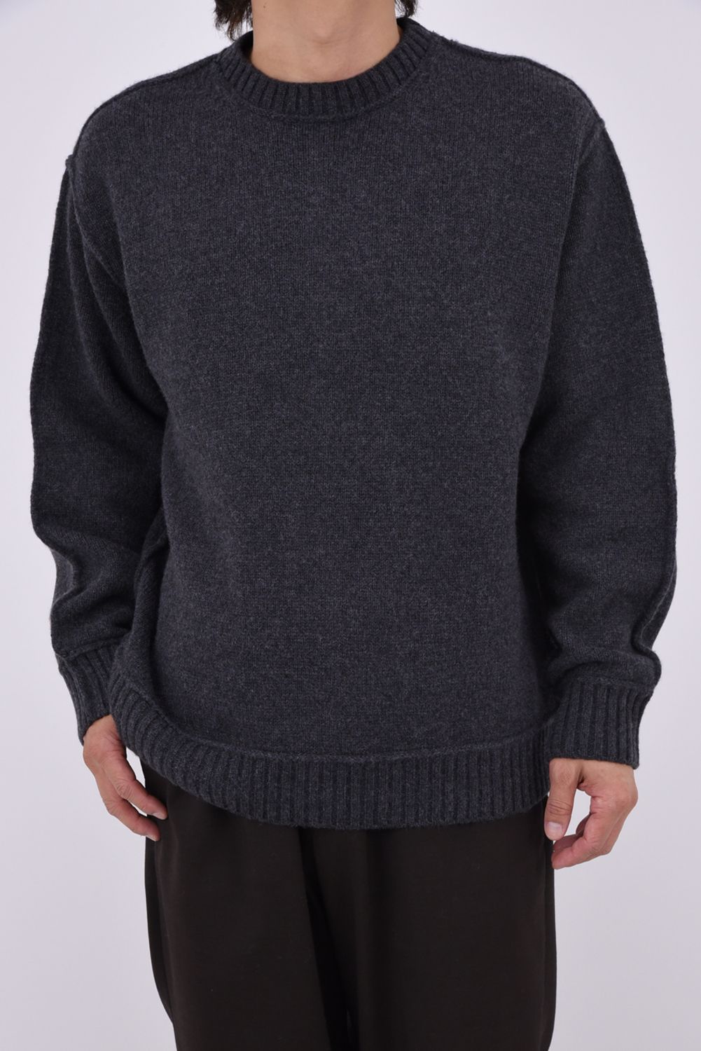 SEAM DETAIL CREWNECK / シーム ディテール クルーネック ニット (チャコールグレー)