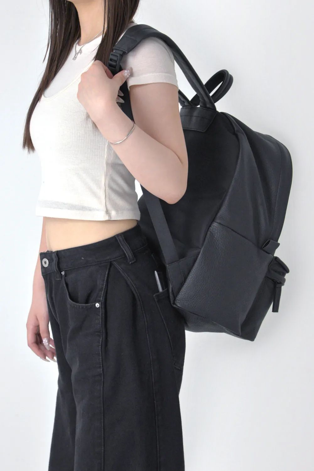 ESSENTIAL LEATHER DAYPACK MEDIUM / 防水レザー デイパック (ブラック)