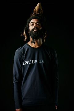 《1PIU1UGUALE3 SPORT》 113 SPORT HYBRID NECK L/S / ブランドロゴ Vネック ロングスリーブ Tシャツ ブラック
