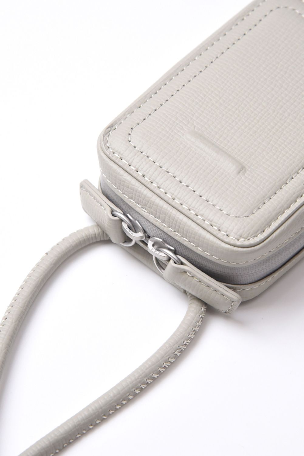 STRAPPED-ACCESSORY-MICROBAG / ストラップ付き MagSafe対応 ショルダーマイクロバッグ (ホワイトベージュ)