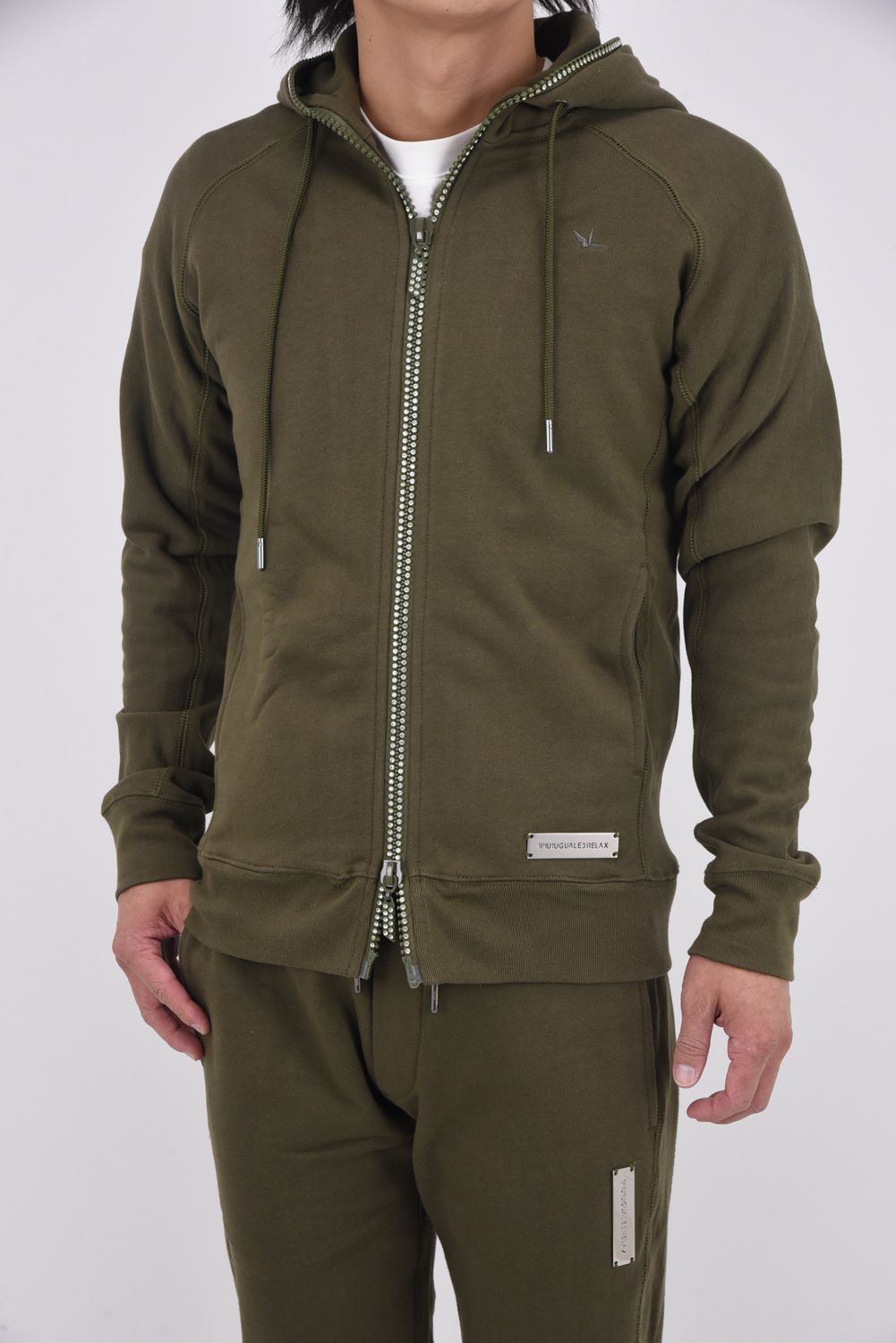 【25AW】 GLITTER ZIP + PLATE HOODIE / シルバーロゴプレートスウェットパーカー (カーキ)
