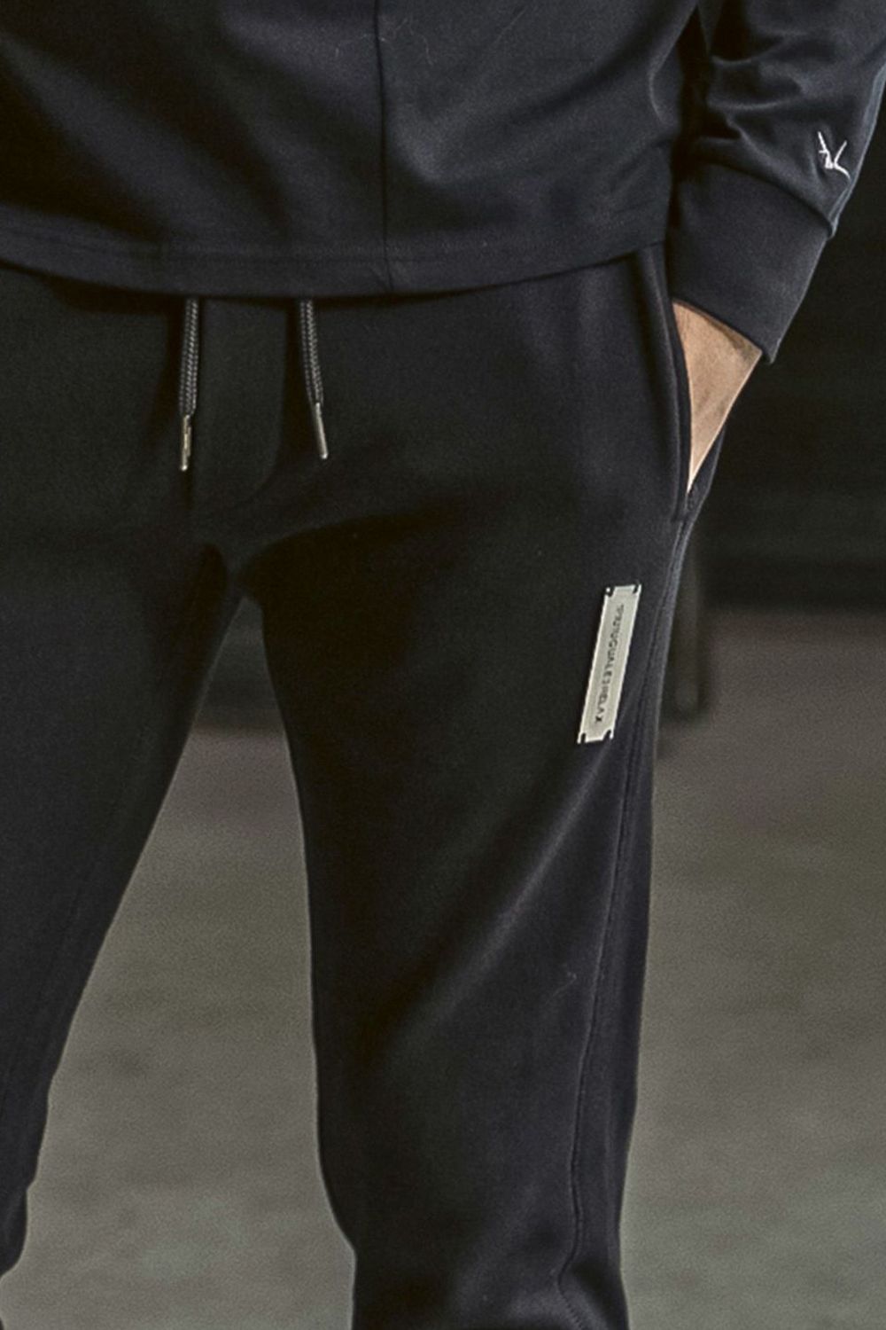 GLITTER ZIP + PLATE JOGGER PANTS / シルバーロゴプレートスウェットロングパンツ (ブラック) (9月中旬入荷予定)