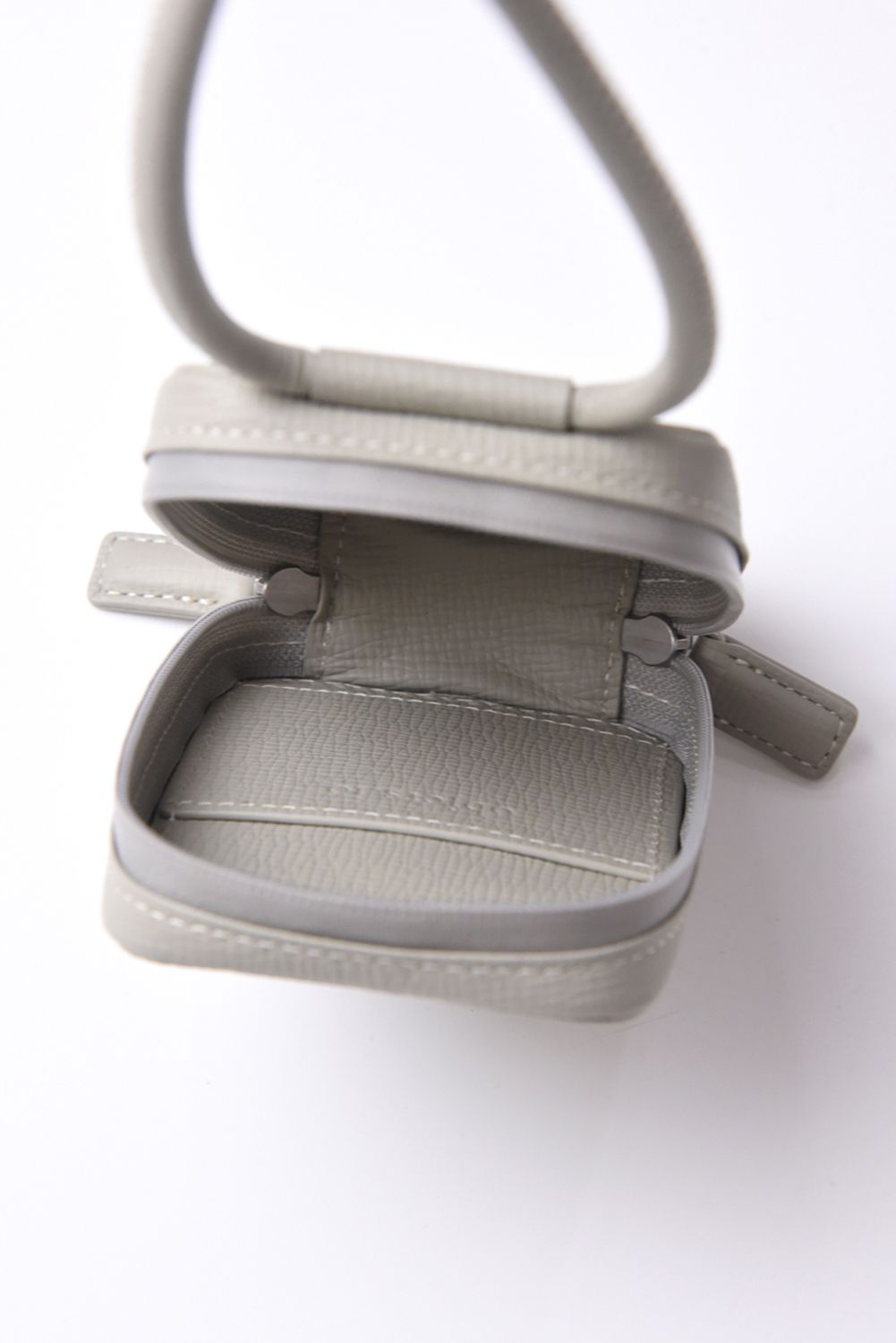 STRAPPED-ACCESSORY-MICROBAG / ストラップ付き MagSafe対応 ショルダーマイクロバッグ (ホワイトベージュ)