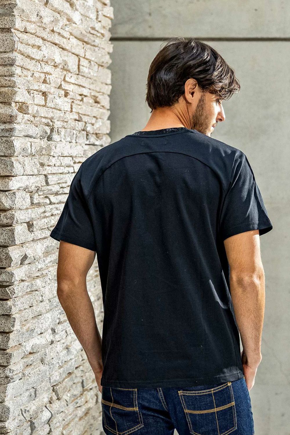 【25AW】 RHINESTONE COLLAR T-SHIRT / ラインストーンネックロゴ Tシャツ (ブラック)