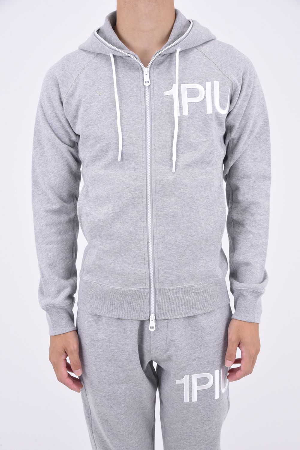 1PIU1UGUALE3 RELAX - 1PIU LOGO HEAVY HOODIE / 刺繍ロゴ