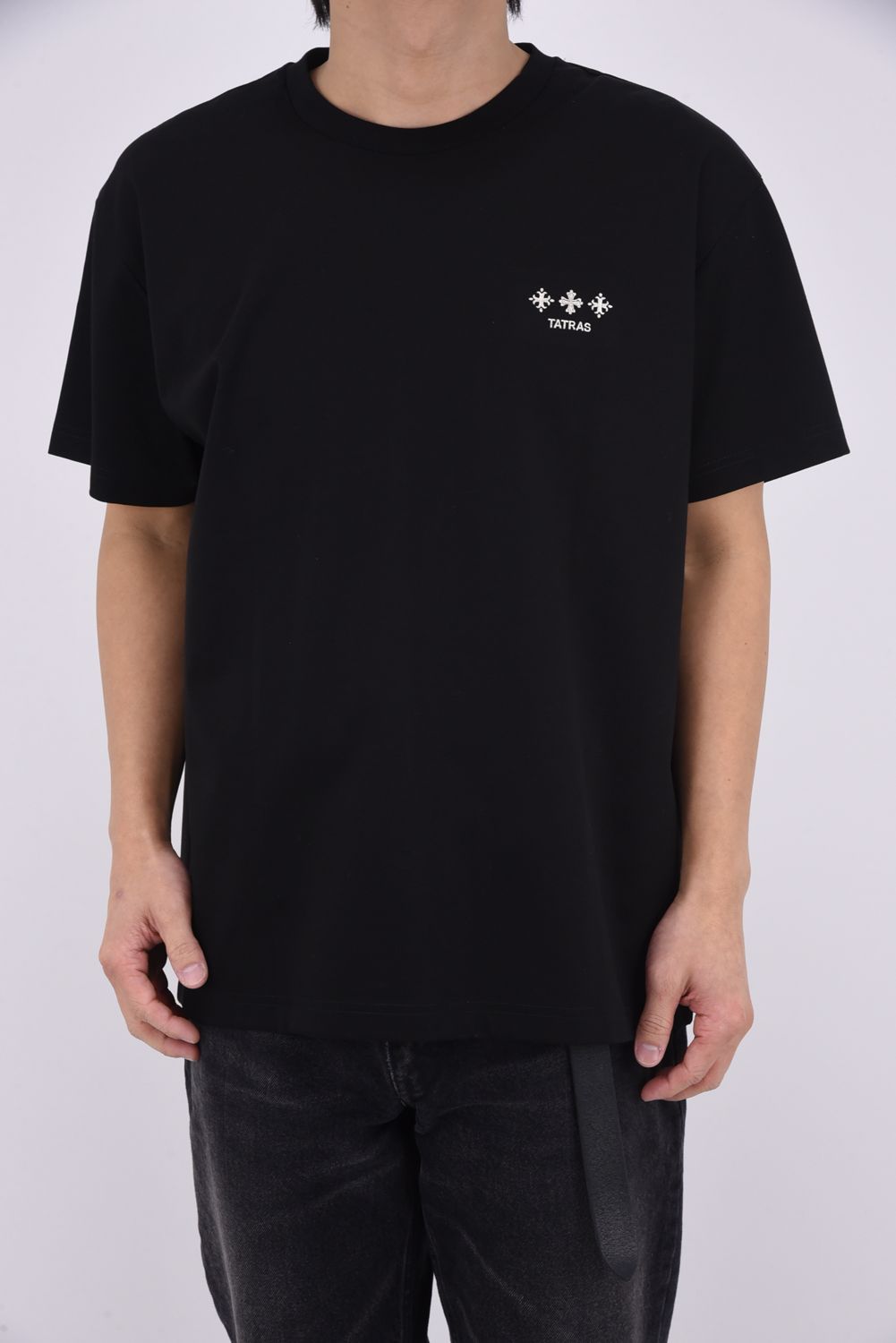 NUNKI (ヌンキ) / ブランドロゴ刺繍 ハーフスリーブ Tシャツ ブラック