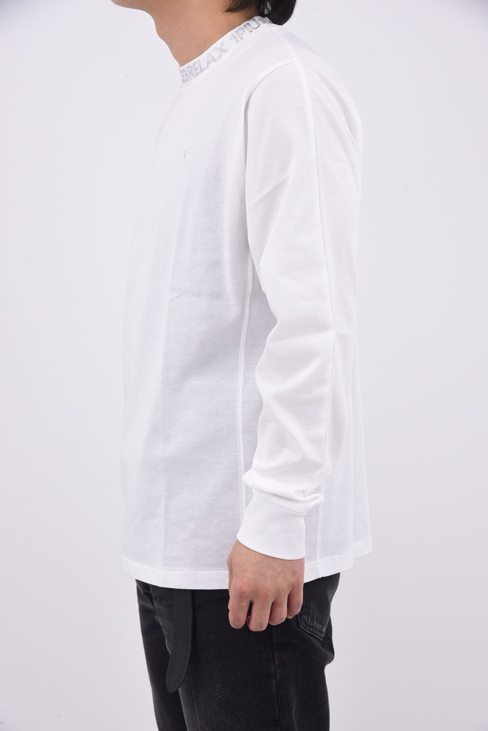 【25AW】 RHINESTONE COLLAR LONG T-SHIRT / ラインストーンネックロゴ ロングスリーブ Tシャツ (ホワイト)
