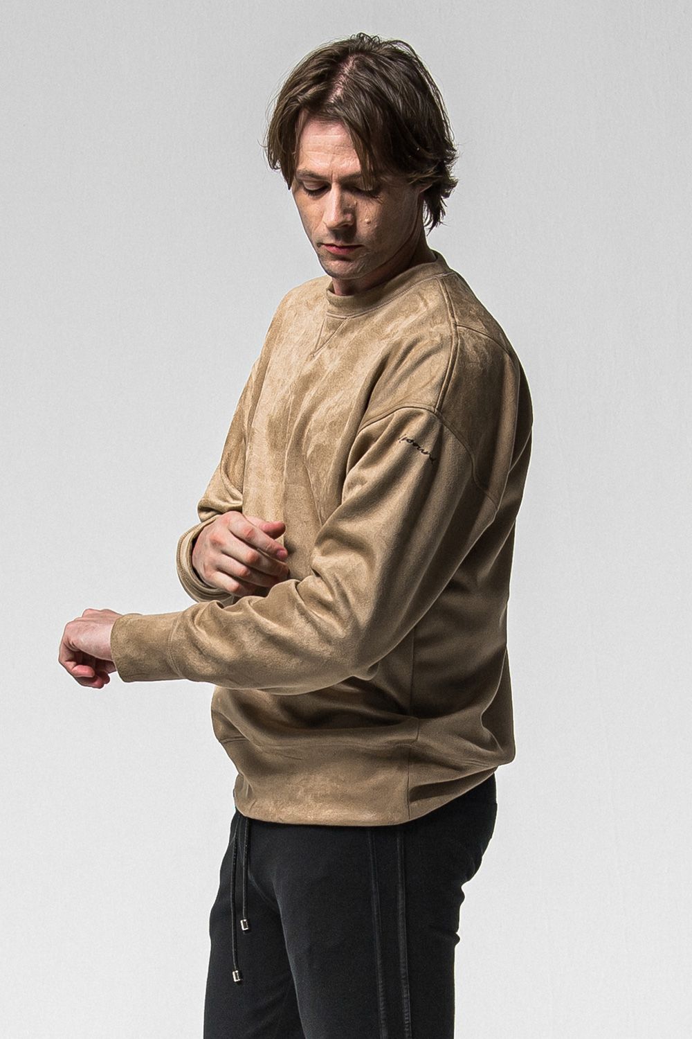SUEDE DROP TRAINER / スウェード ロゴ ルーズ トレーナー (ブラウン) (1月上旬入荷予定) ※オーダー締切：9月1日(月)18:00