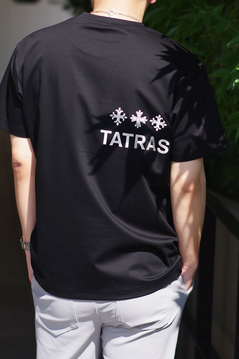 タトラス　TATRAS ヌンキ　NUNKI ロゴ　tシャツ ブラック　刺繍　黒バッグには大きめなTAT