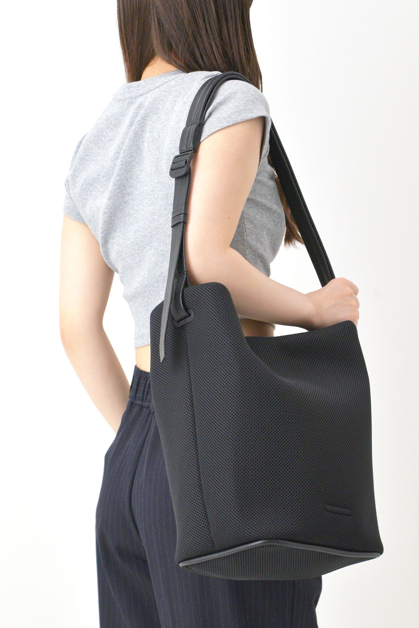 ESSENTIAL DOUBLE RUSSELL HOBO MIDIUM / メッシュ素材 レザーストラップ ショルダートートバッグ (ブラック)